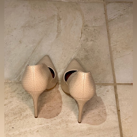 Tan pumps - Picture 3 of 4